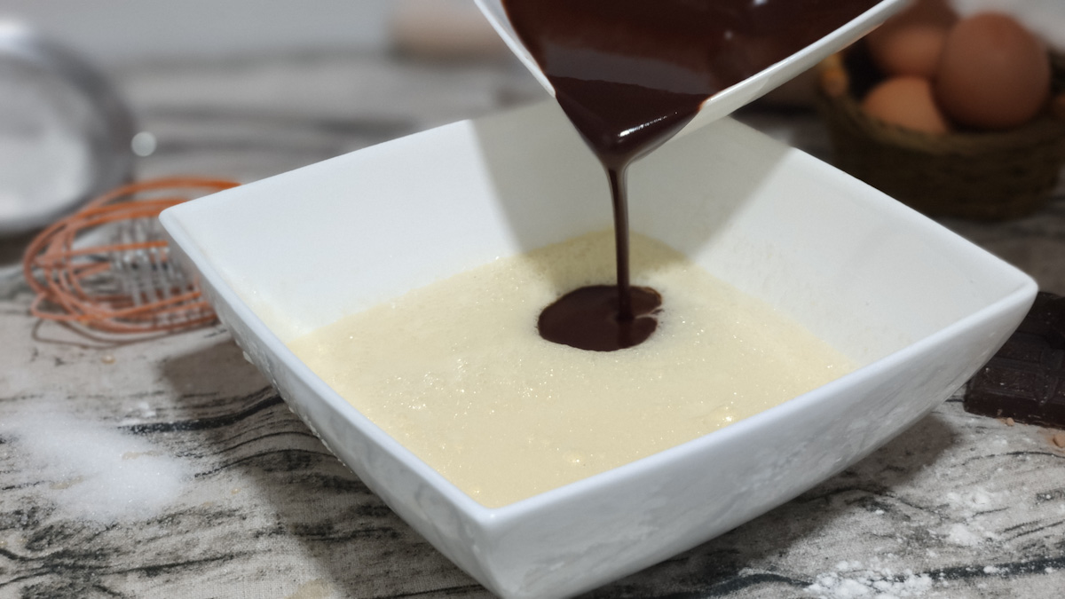 bizcocho cubierto de chocolate
