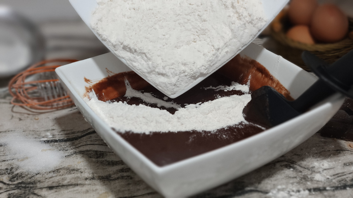 bizcocho cubierto de chocolate