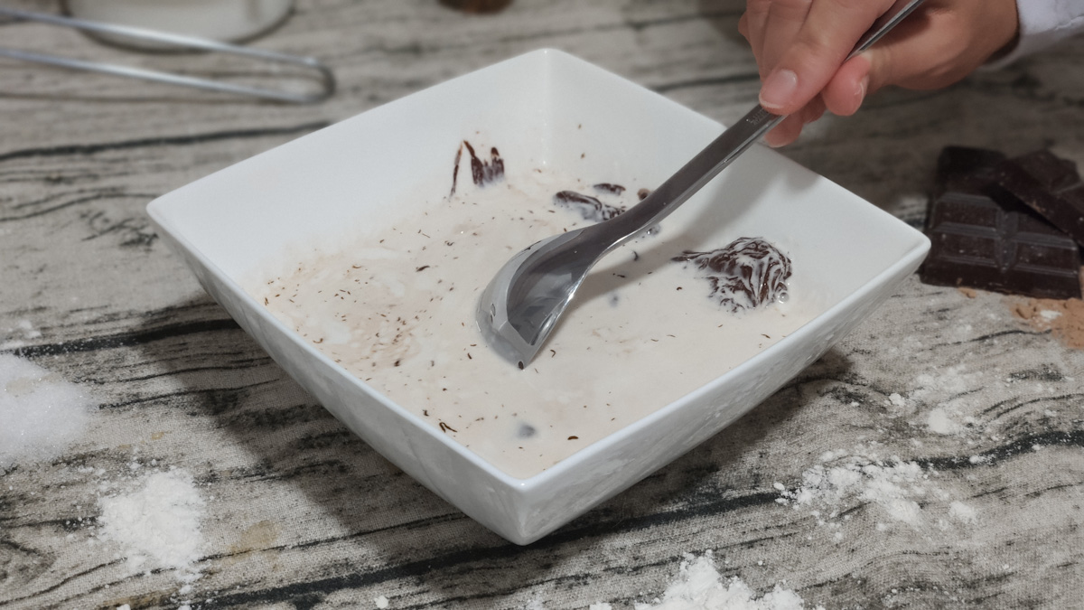 bizcocho cubierto de chocolate