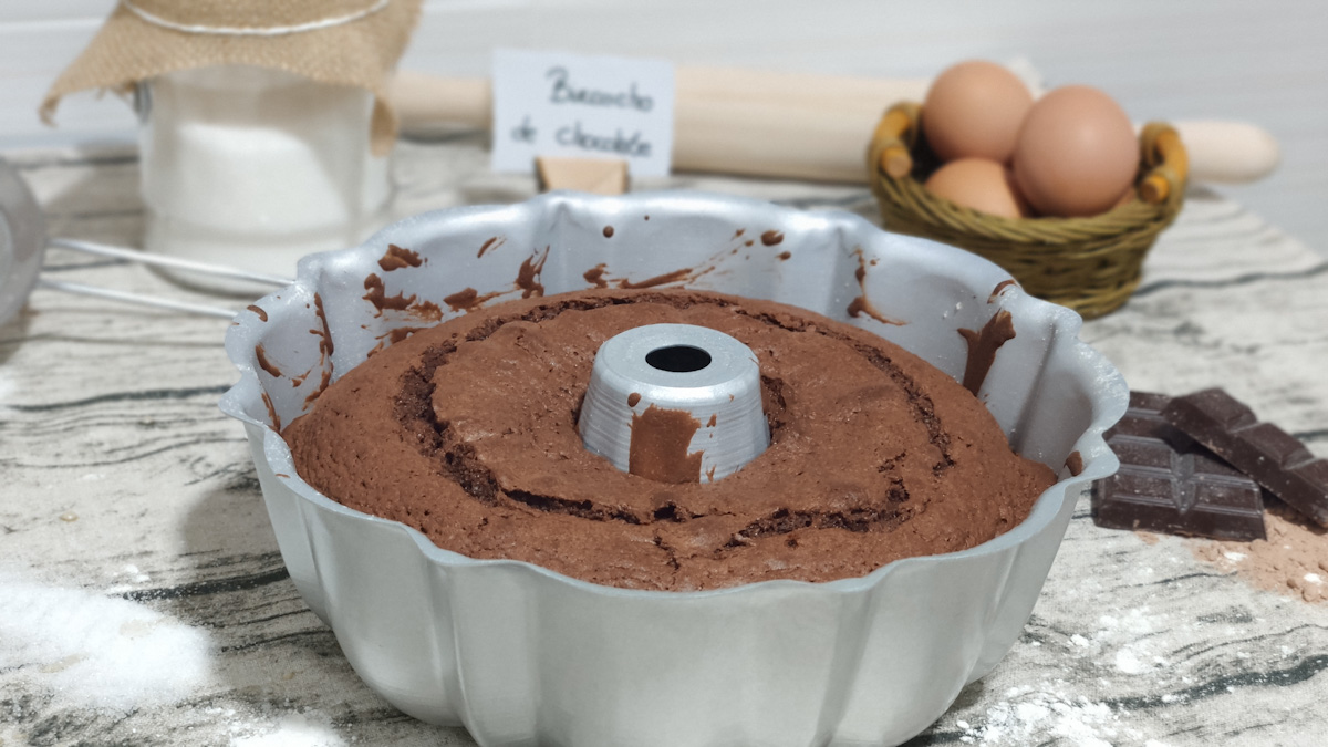 bizcocho cubierto de chocolate
