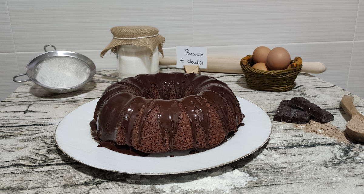 bizcocho cubierto de chocolate