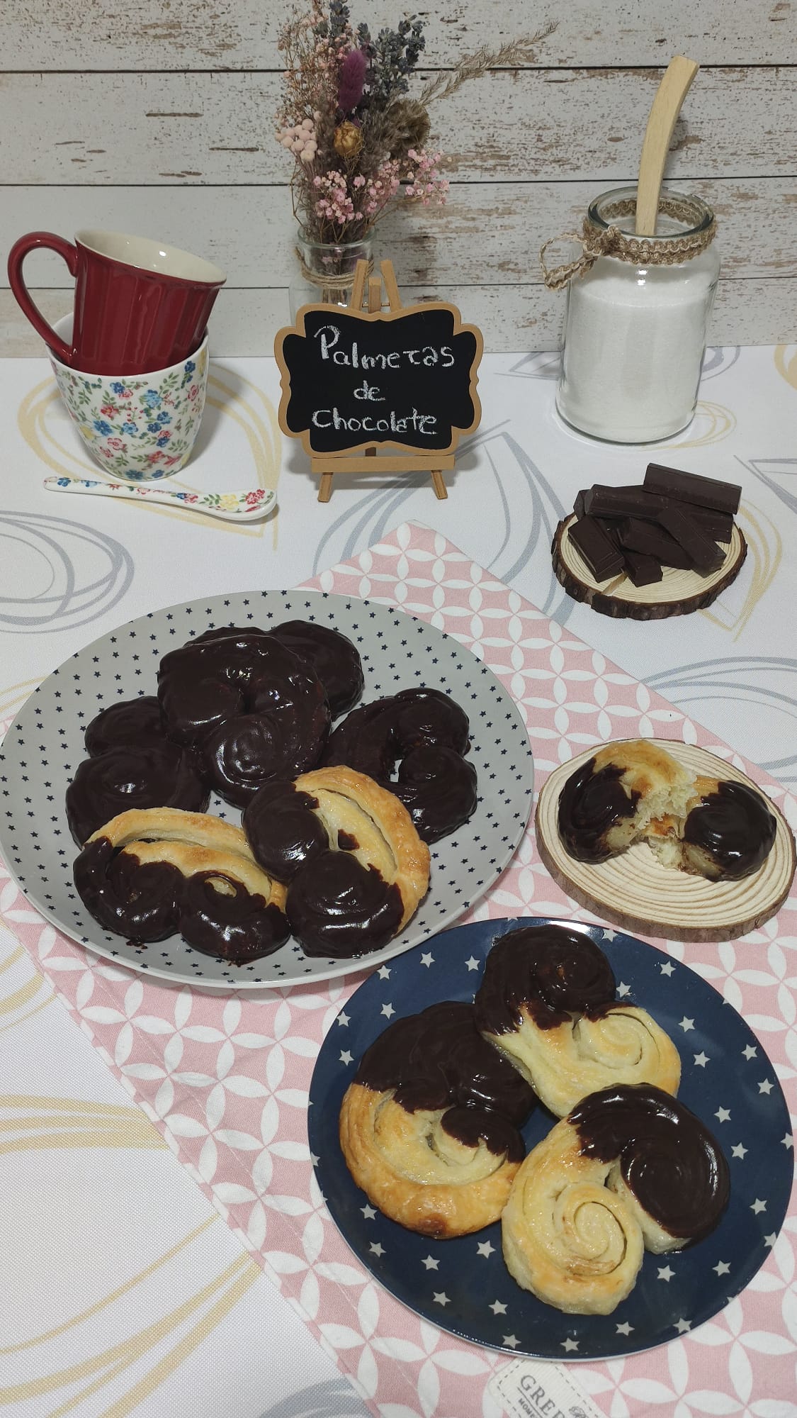 bizcocho cubierto de chocolate