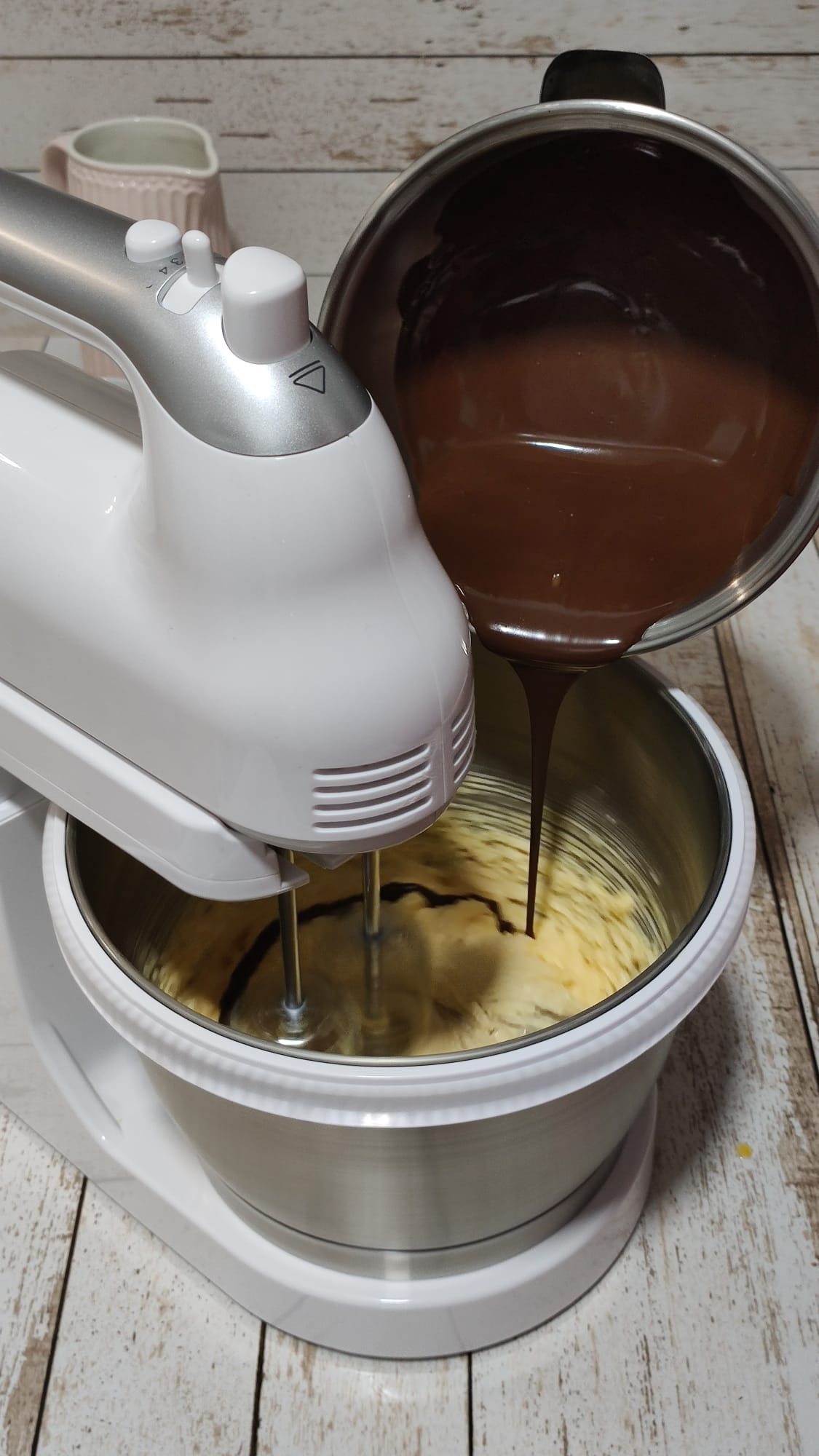 Añadiendo el chocolate a la mezcla de mantequilla y yema de huevo