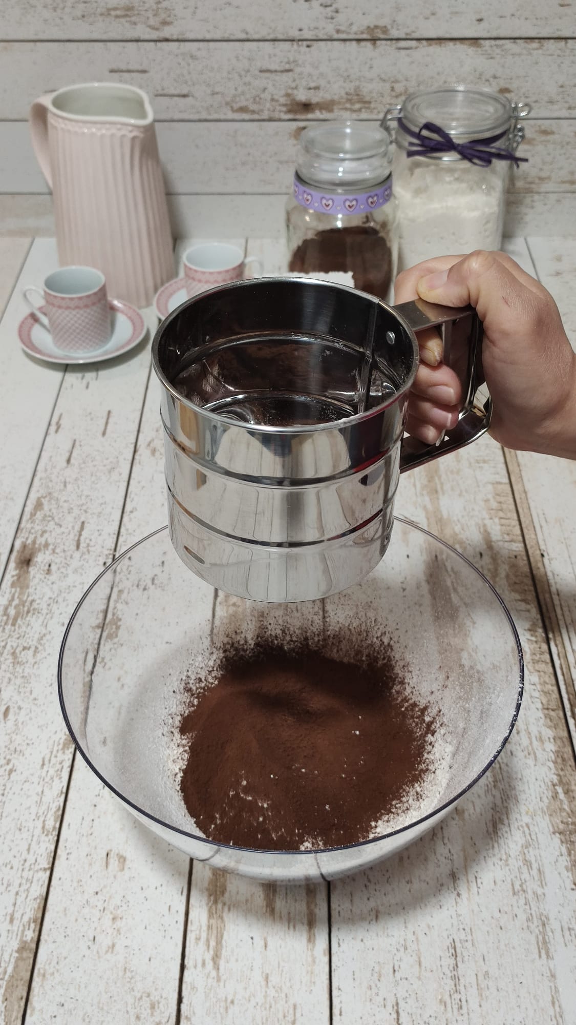 Tamizando la harina, el cacao y la levadura