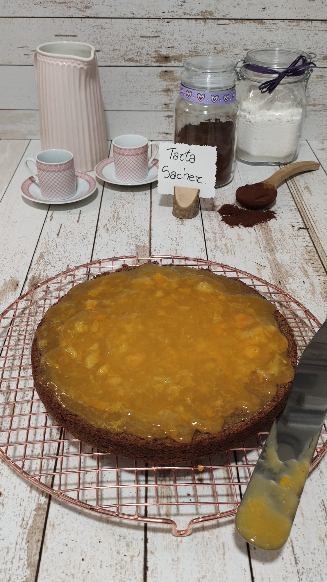 Rellenando el bizcocho con mermelada de albaricoque