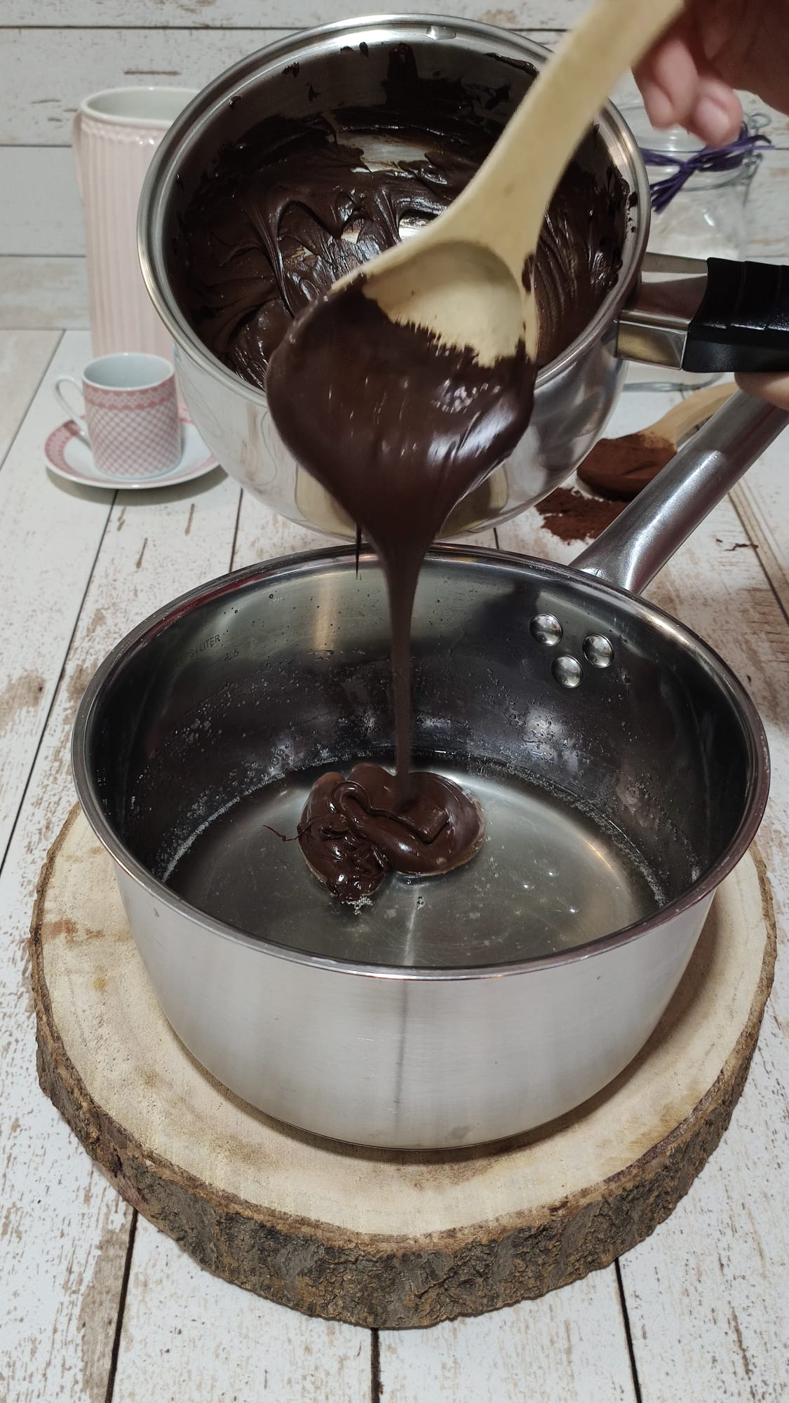 Incorporando el chocolate fundido al almíbar