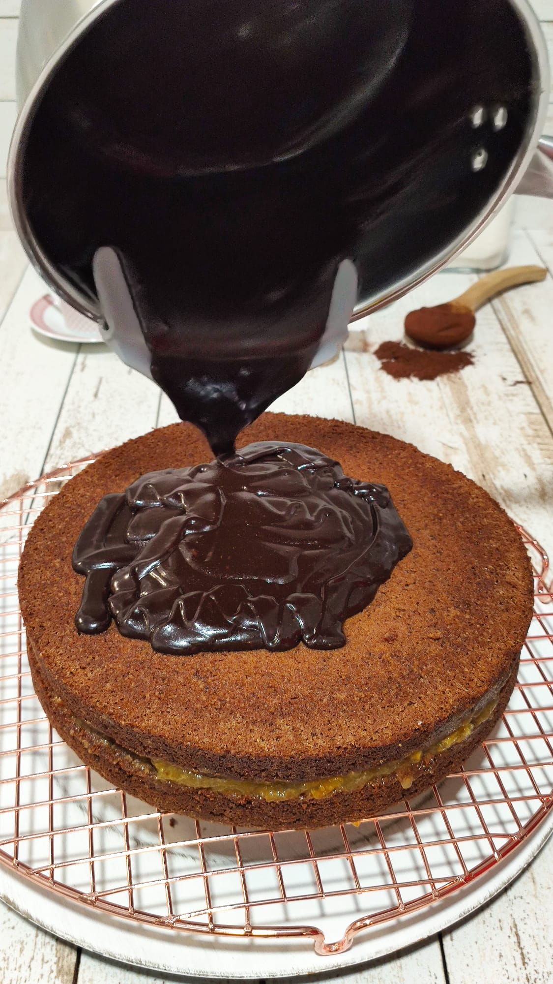 Cubriendo el bizcocho con el chocolate líquido