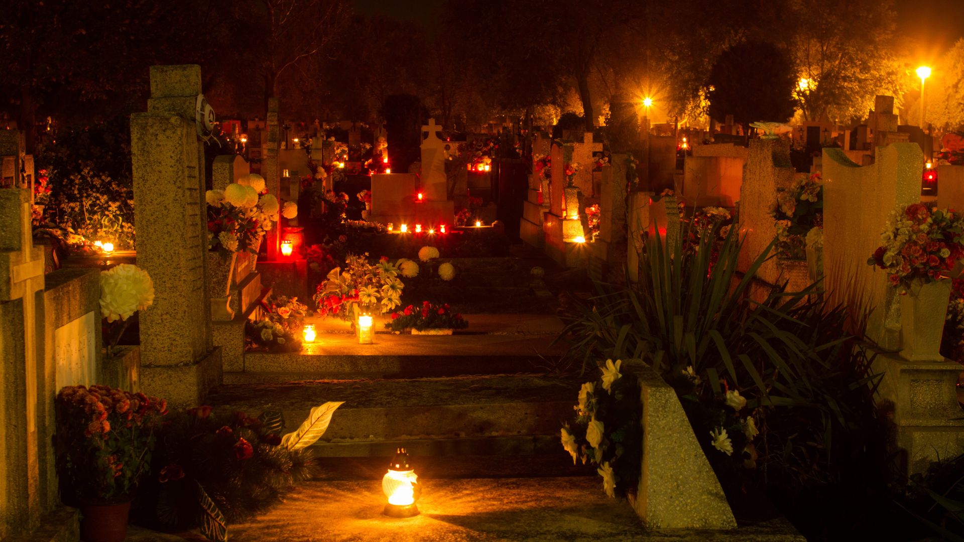 Cementerio con velas en Halloween