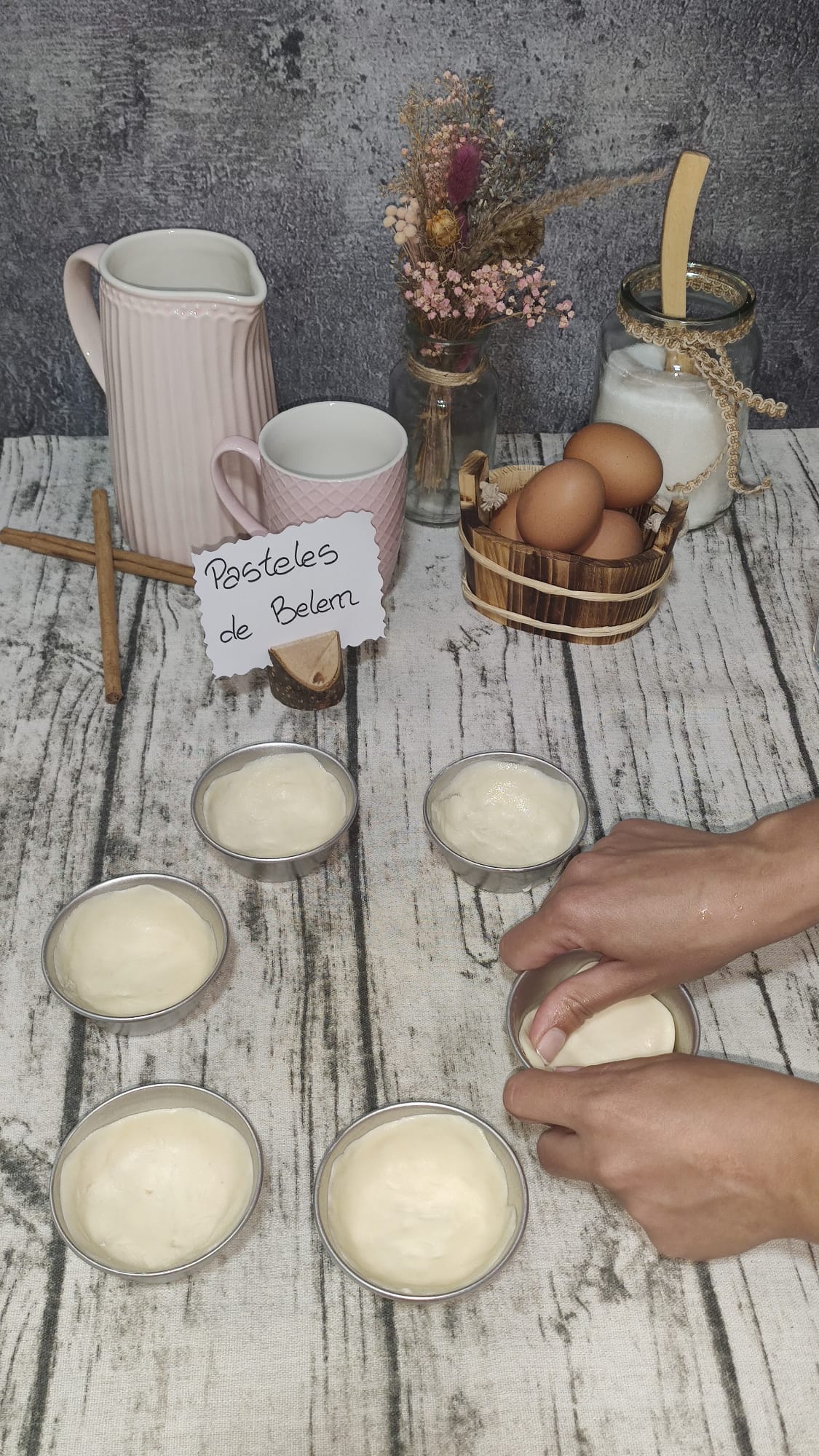 Rellenando el bizcocho con mermelada de albaricoque