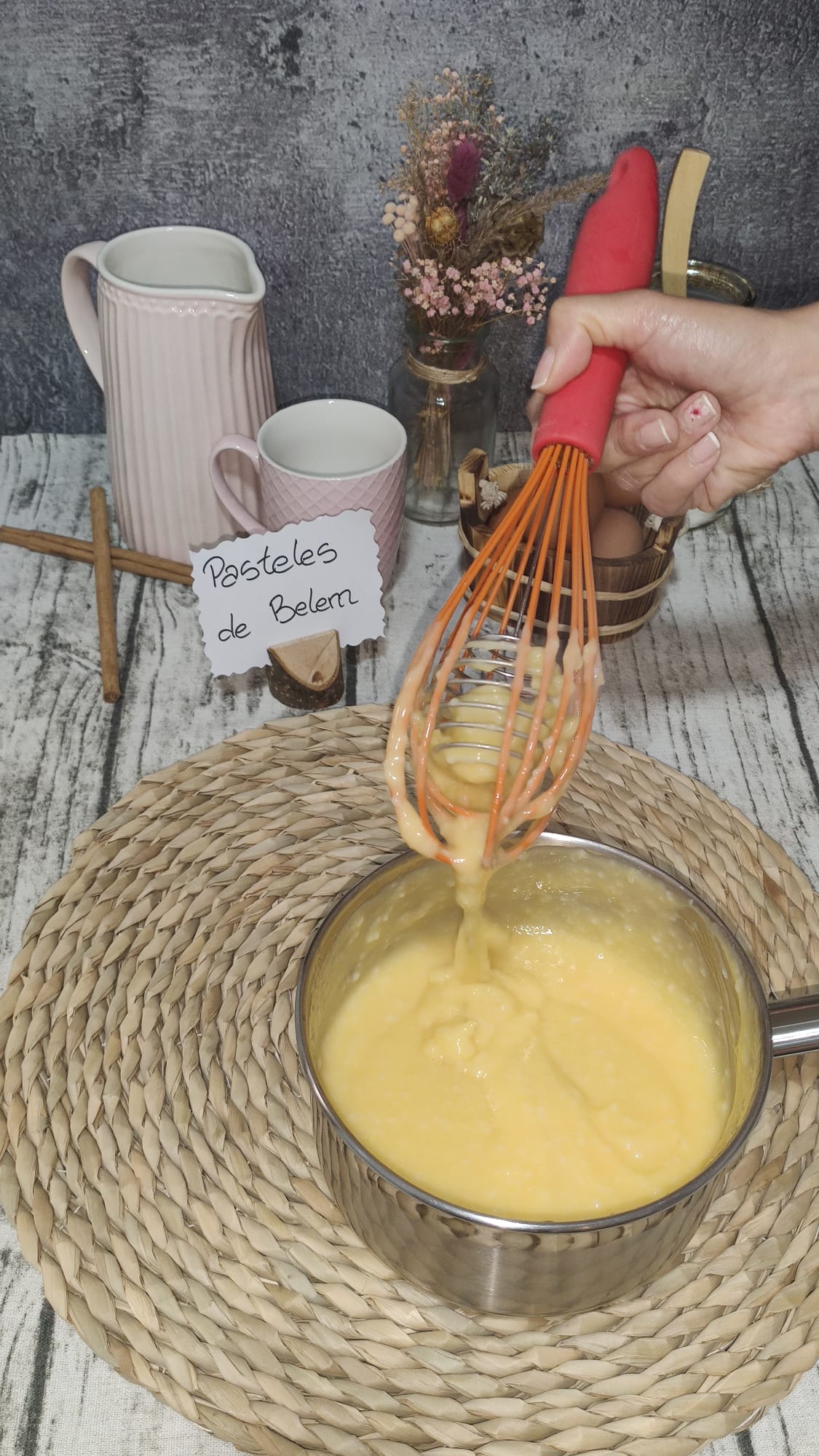Añadiendo el cacao en polvo a la mezcla de chocolate y almíbar