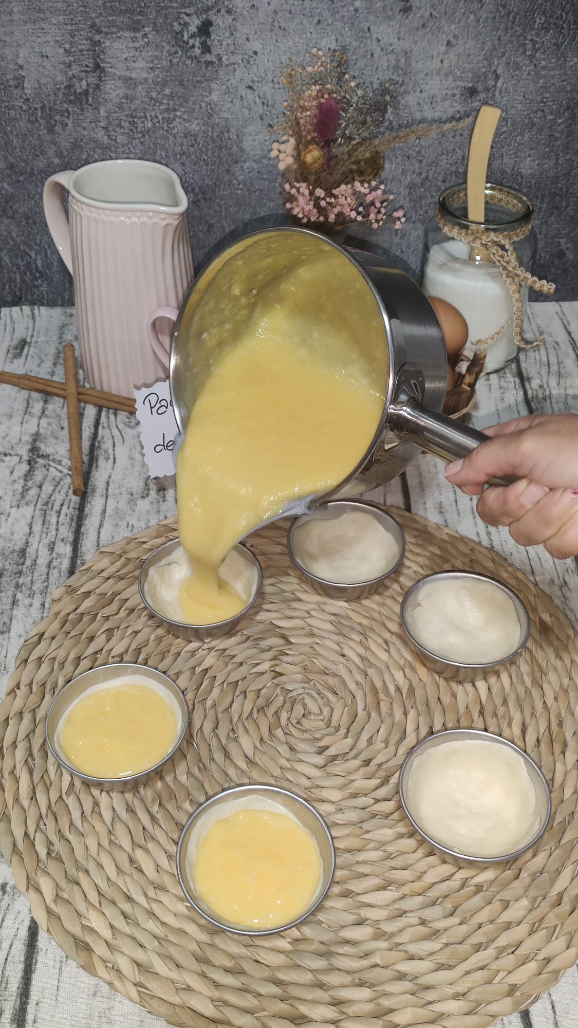 Cubriendo el bizcocho con el chocolate líquido