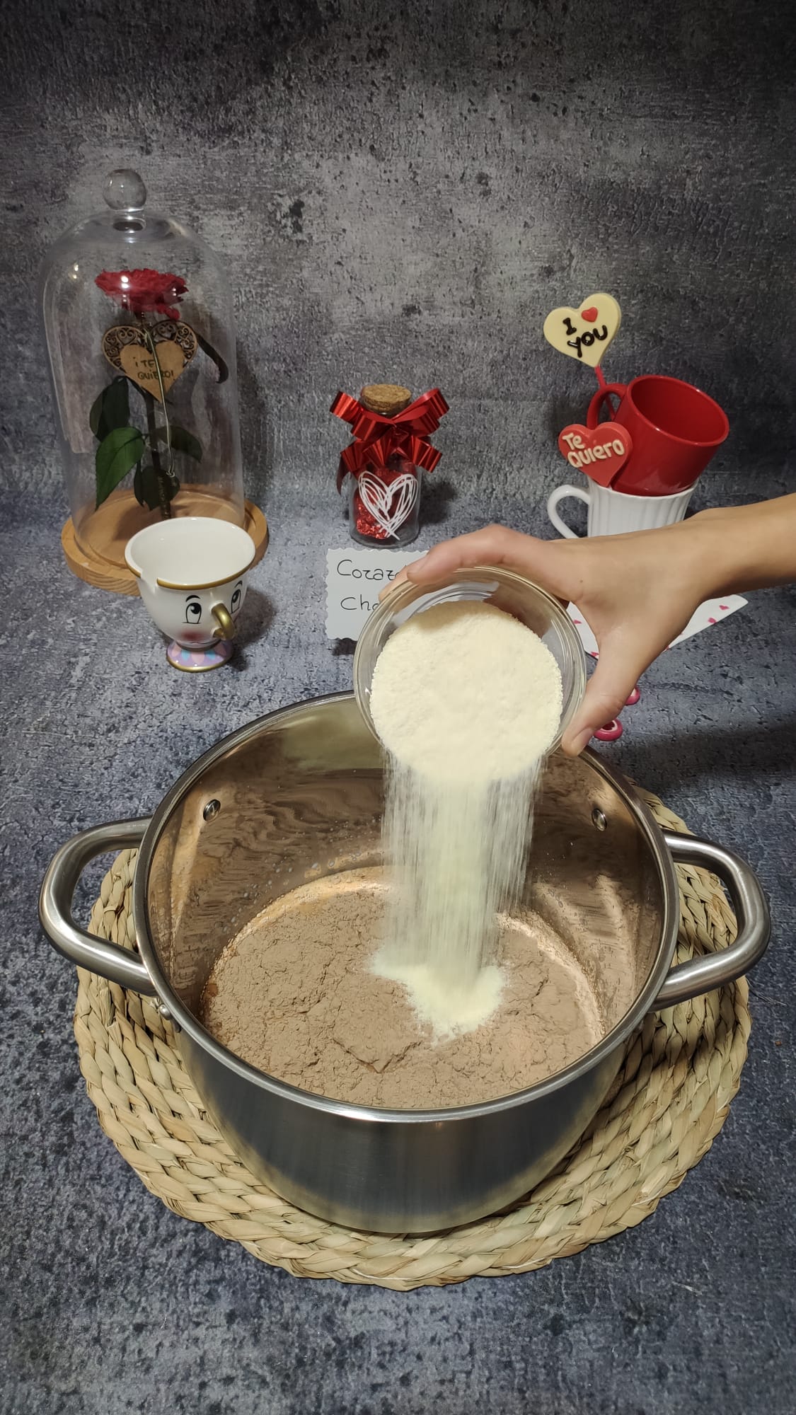 Mezclamos hasta disolver la leche, el cacao, la cuajada y el azúcar