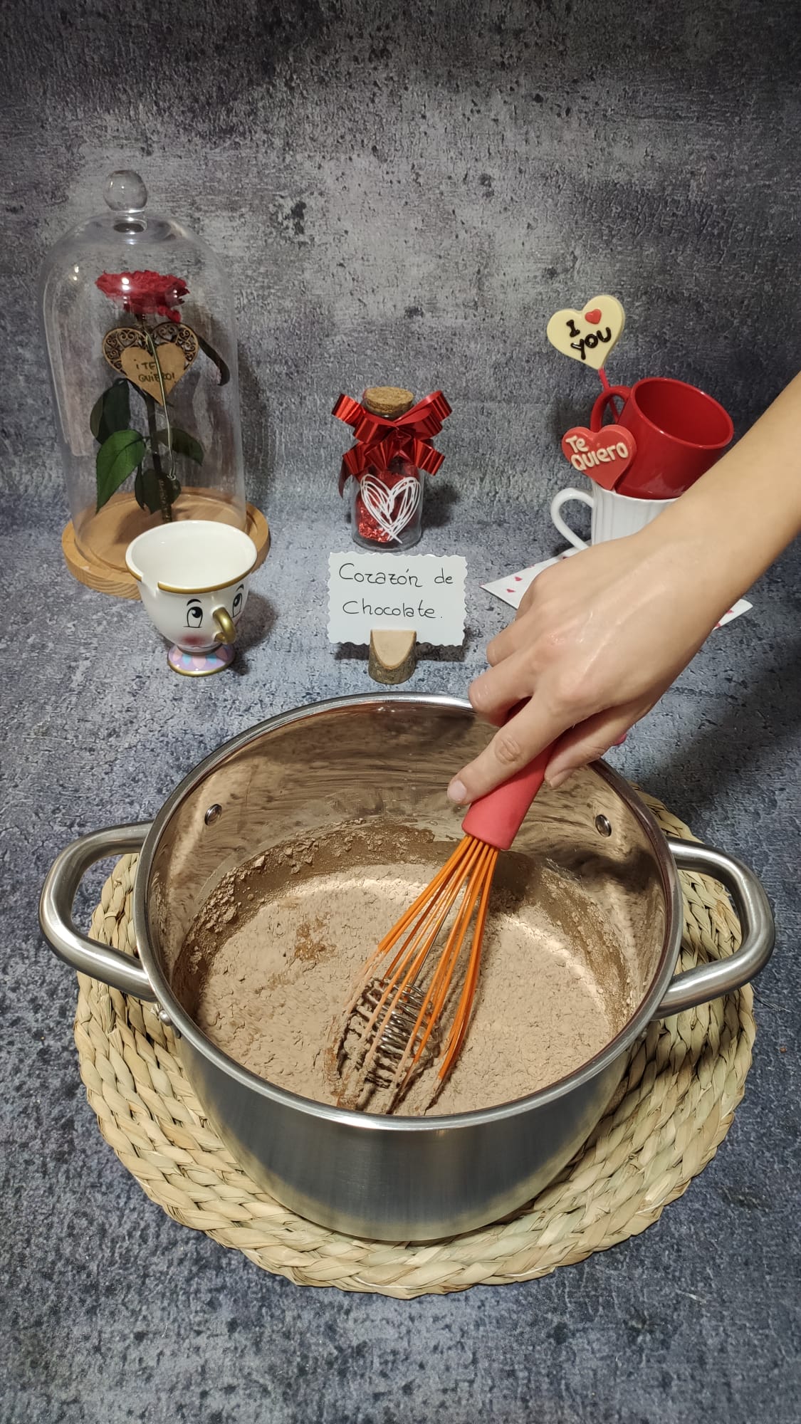 Mezclamos hasta disolver la leche, el cacao, la cuajada y el azúcar