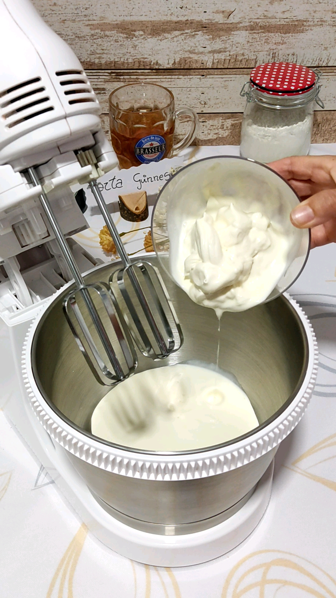 Incorporamos la nata líquida en un bol
