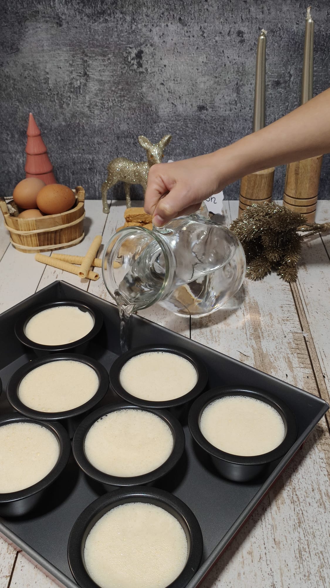 Añadimos agua a la bandeja para el baño María
