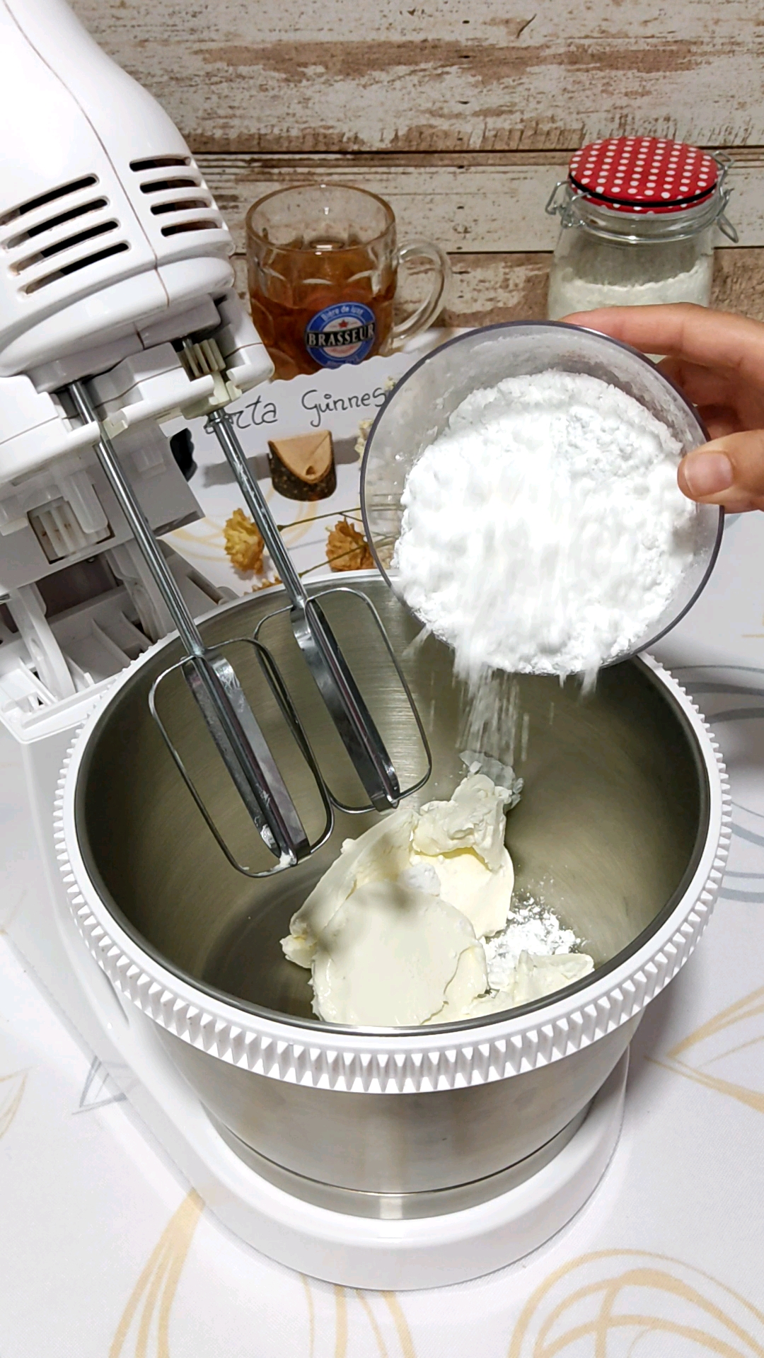 Mezclamos el queso crema y el azúcar glas