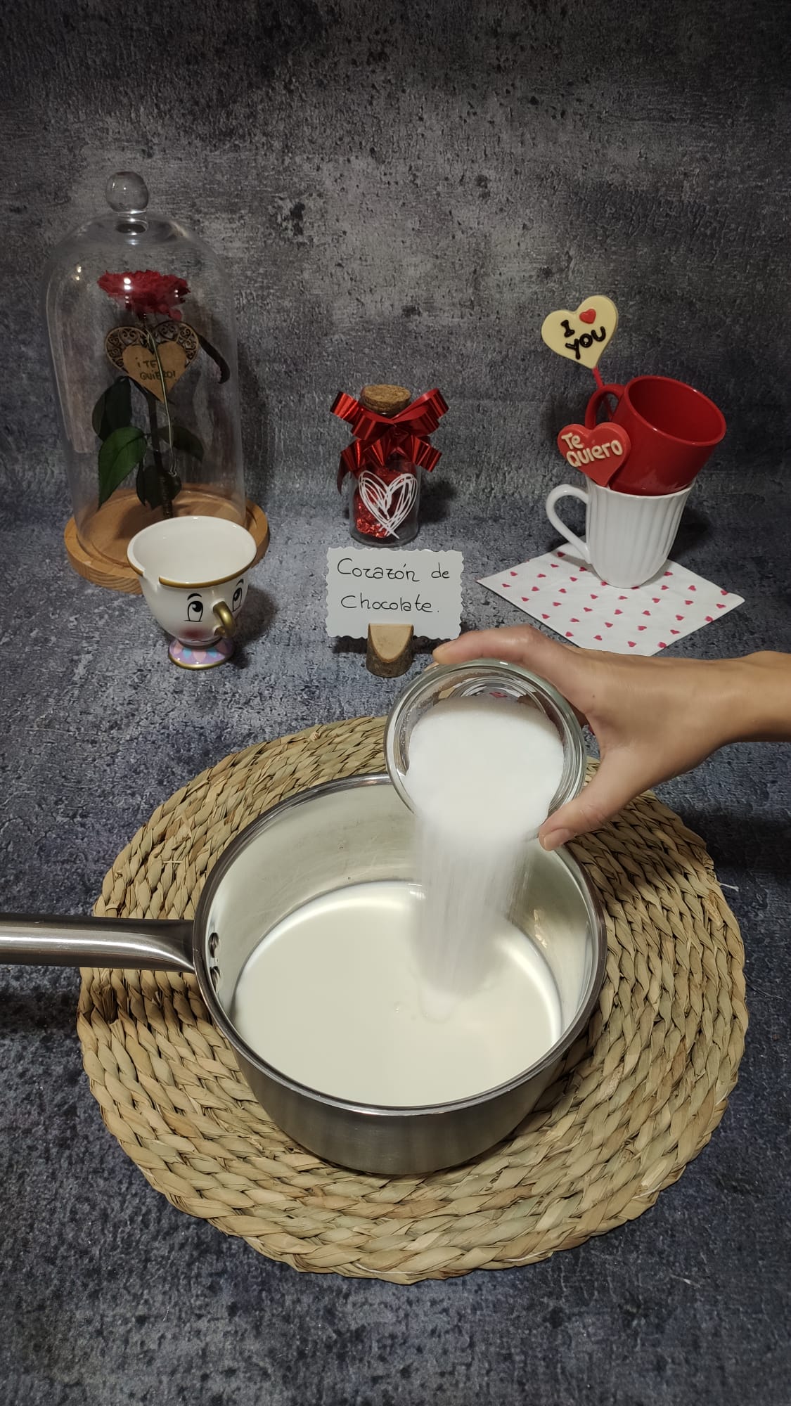 Incorporamos el azúcar a la leche para la capa superior