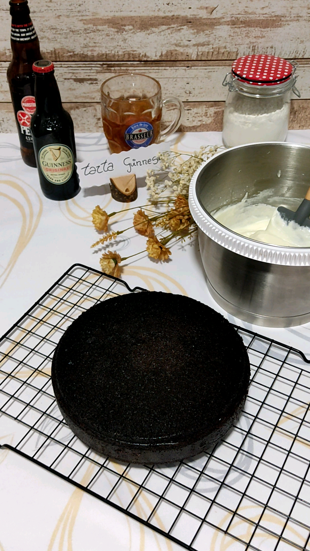 Dejamos enfriar el bizcocho de nuestra tarta Guinness