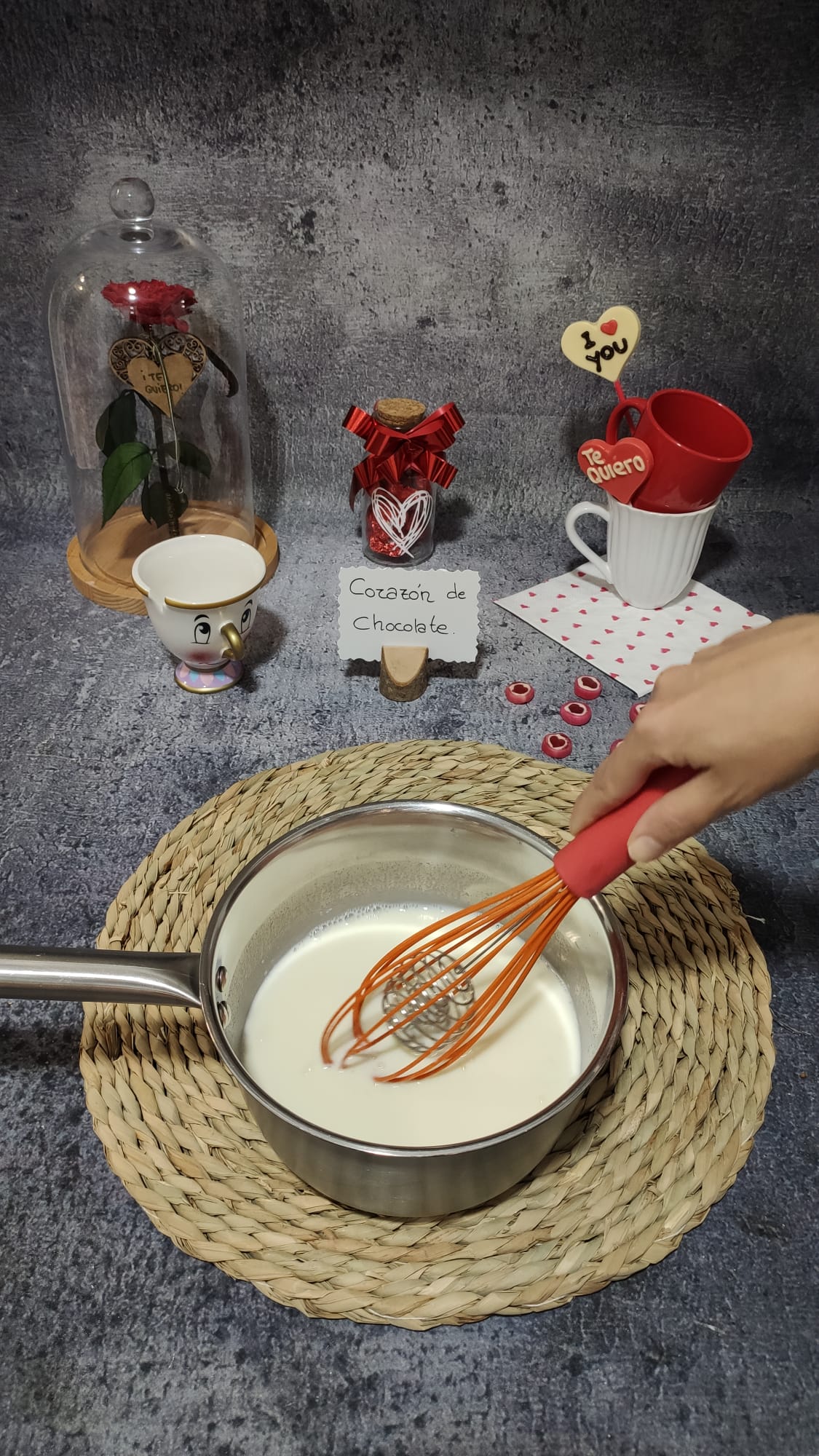 Mezclamos hasta disolver, llevamos al fuego e incorporamos el queso crema