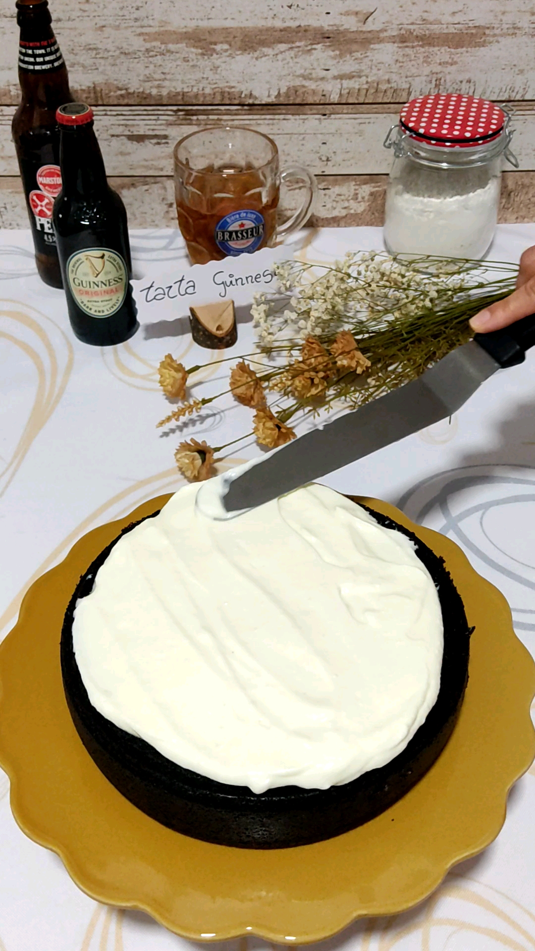 Cubrimos la tarta Guinness con la cobertura