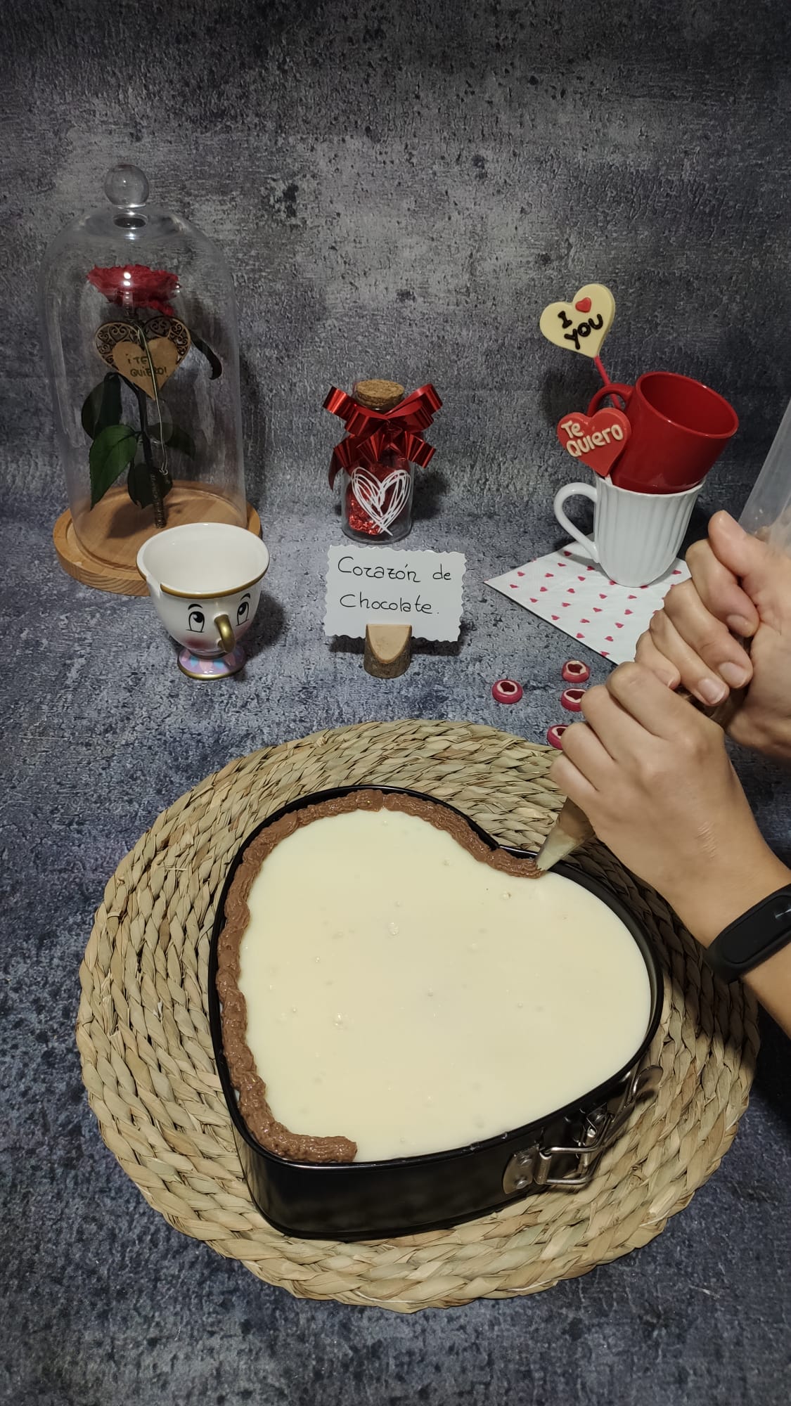 Decoramos la tarta corazón de chocolate a nuestro gusto