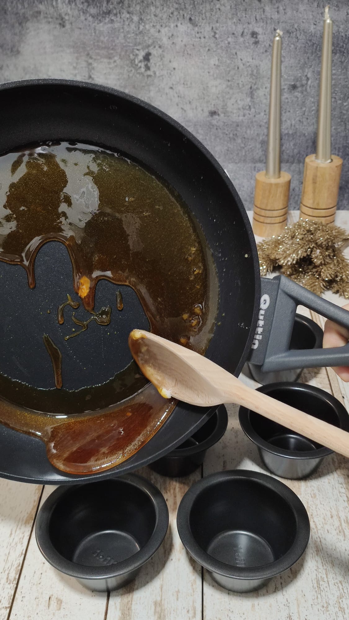 Repartimos entre los moldes de flan