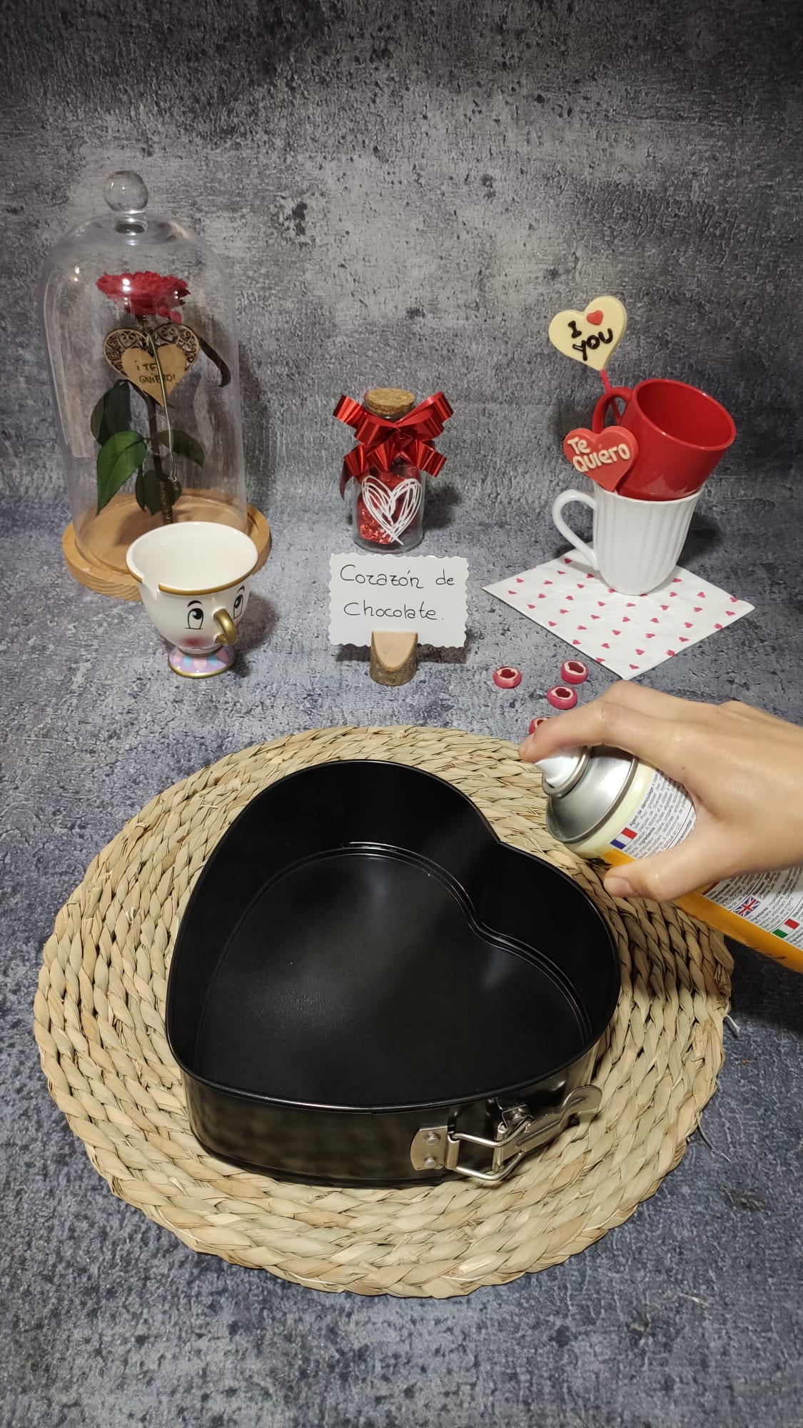 Rociamos el molde con desmoldante