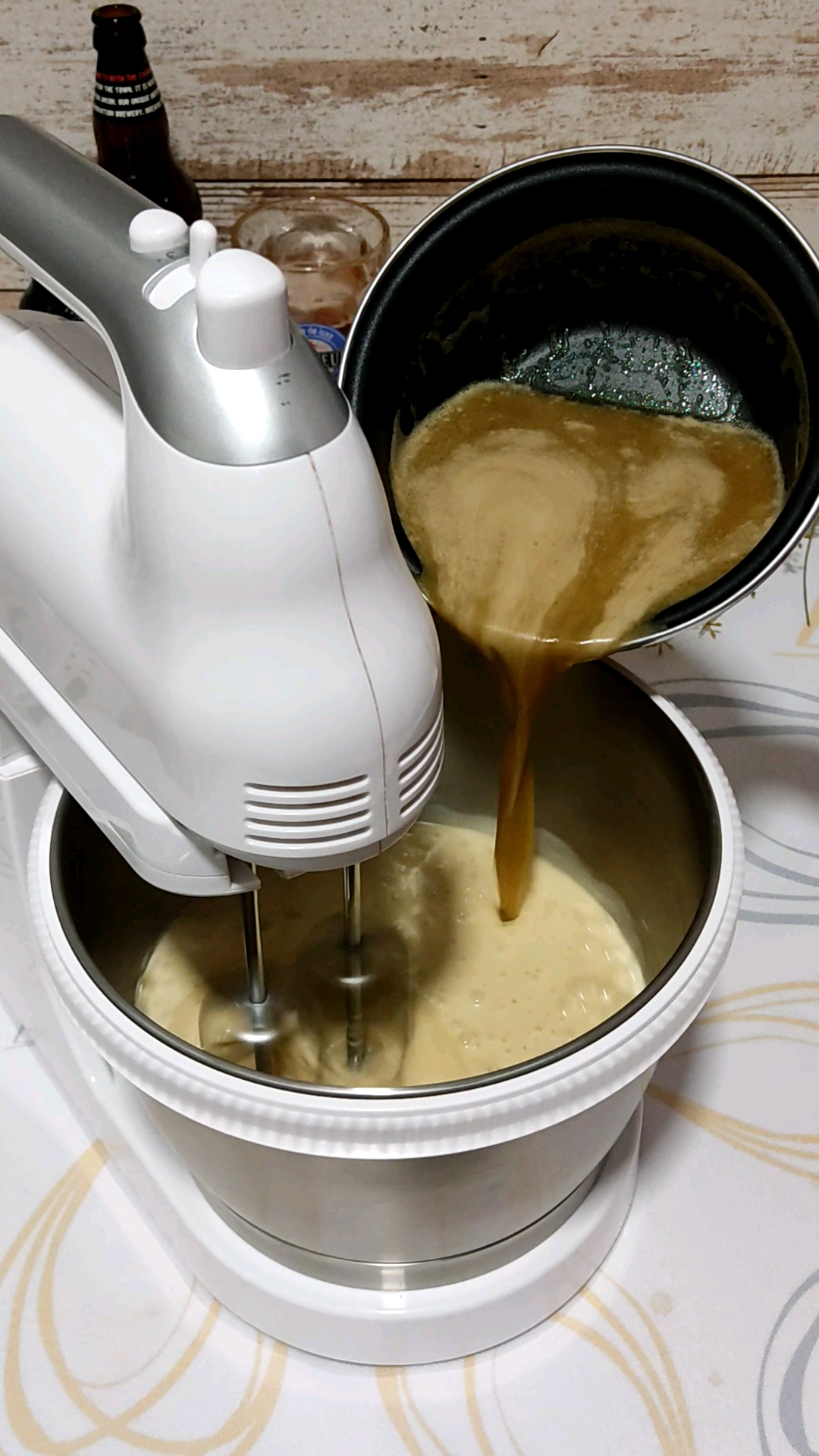 Añadimos a la mezcla la cerveza con la mantequilla