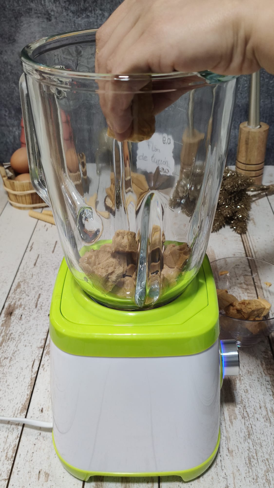 Troceamos el turrón y lo incorporamos a la batidora
