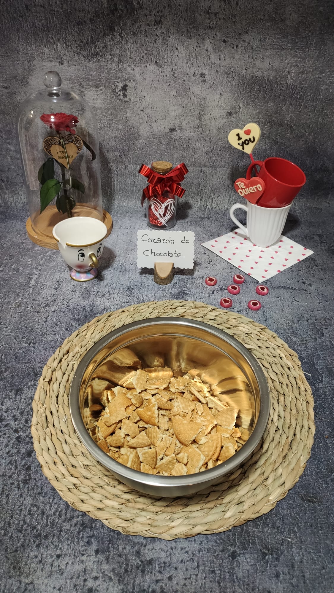 Troceamos las galletas para el cuerpo de la tarta