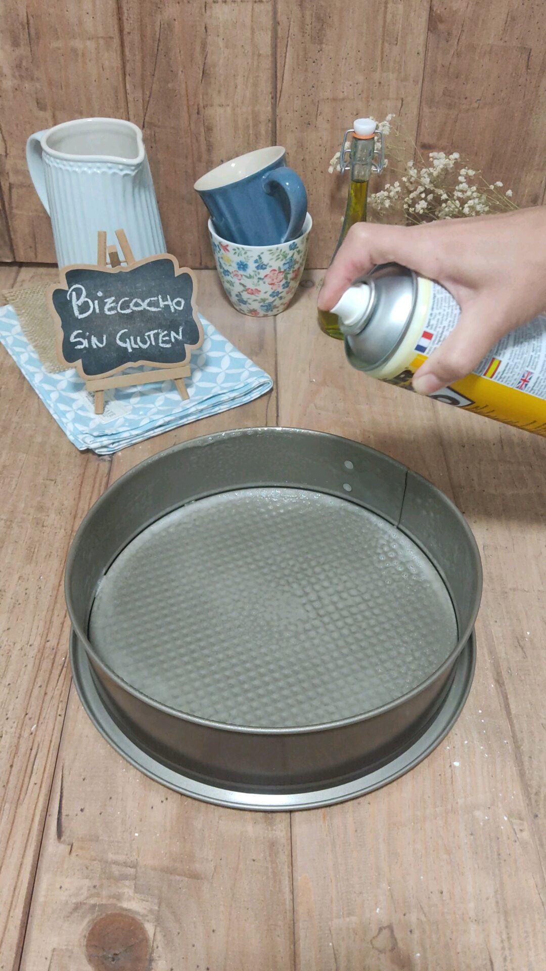 Rociamos el molde con spray desmoldante