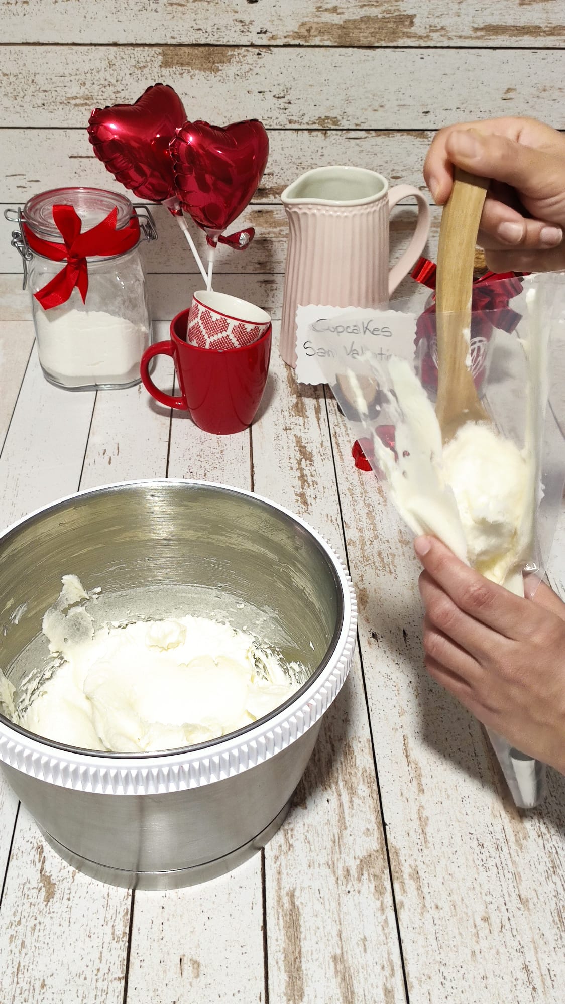 Rellenamos la manga pastelera con el frosting