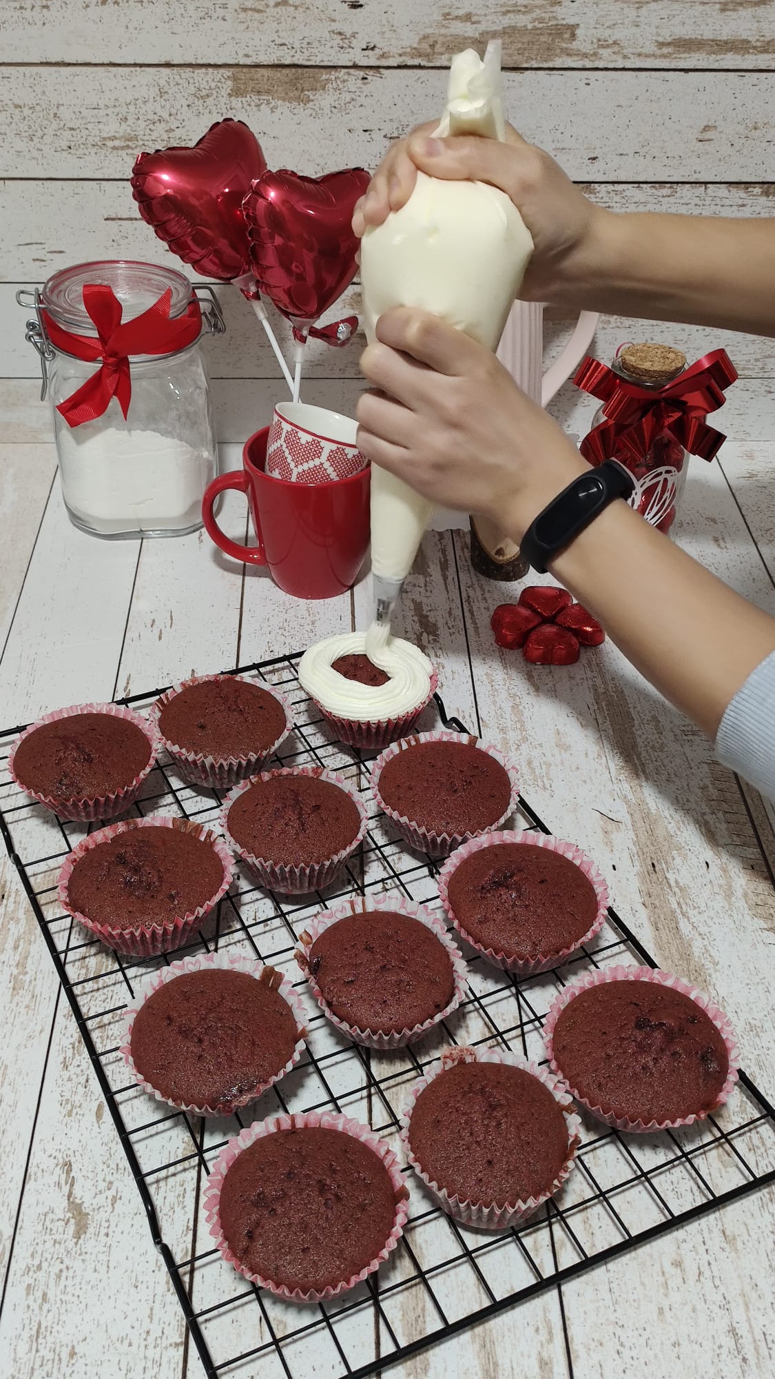 Decoramos los cupcakes con el frosting