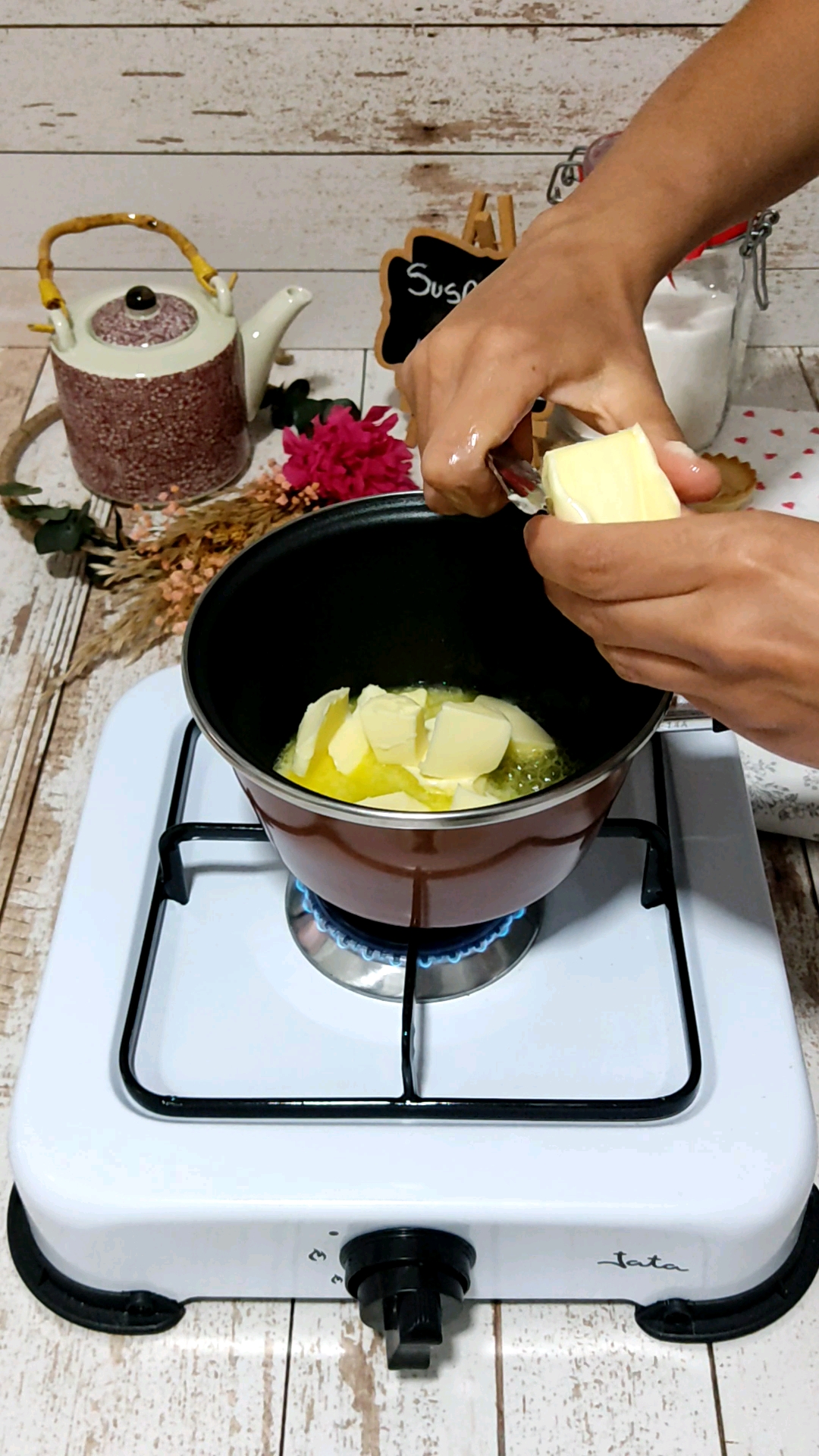 Troceamos y fundimos la mantequilla Troceamos y fundimos la mantequilla