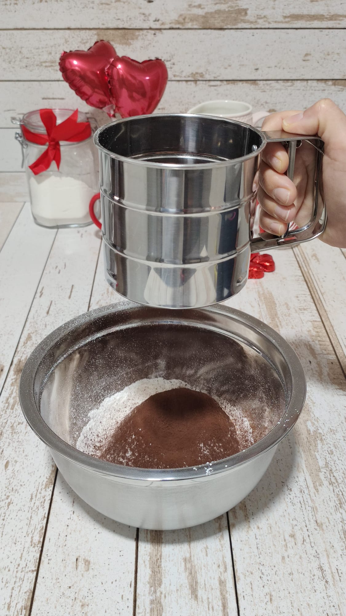 Tamizamos la harina junto con el cacao
