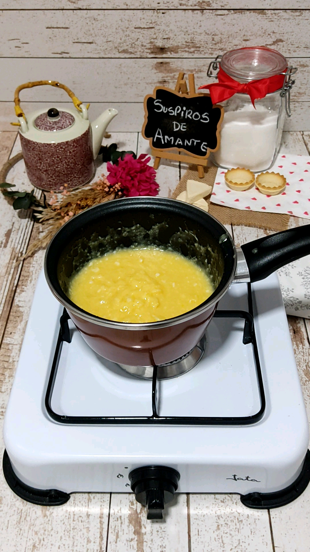 Incorporamos los huevos, removemos Incorporamos los huevos, removemos