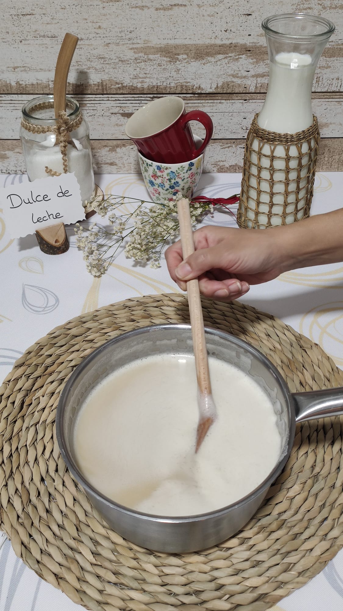 Dejamos que cueza a fuego lento sin dejar de remover Dejamos que cueza a fuego lento sin dejar de remover