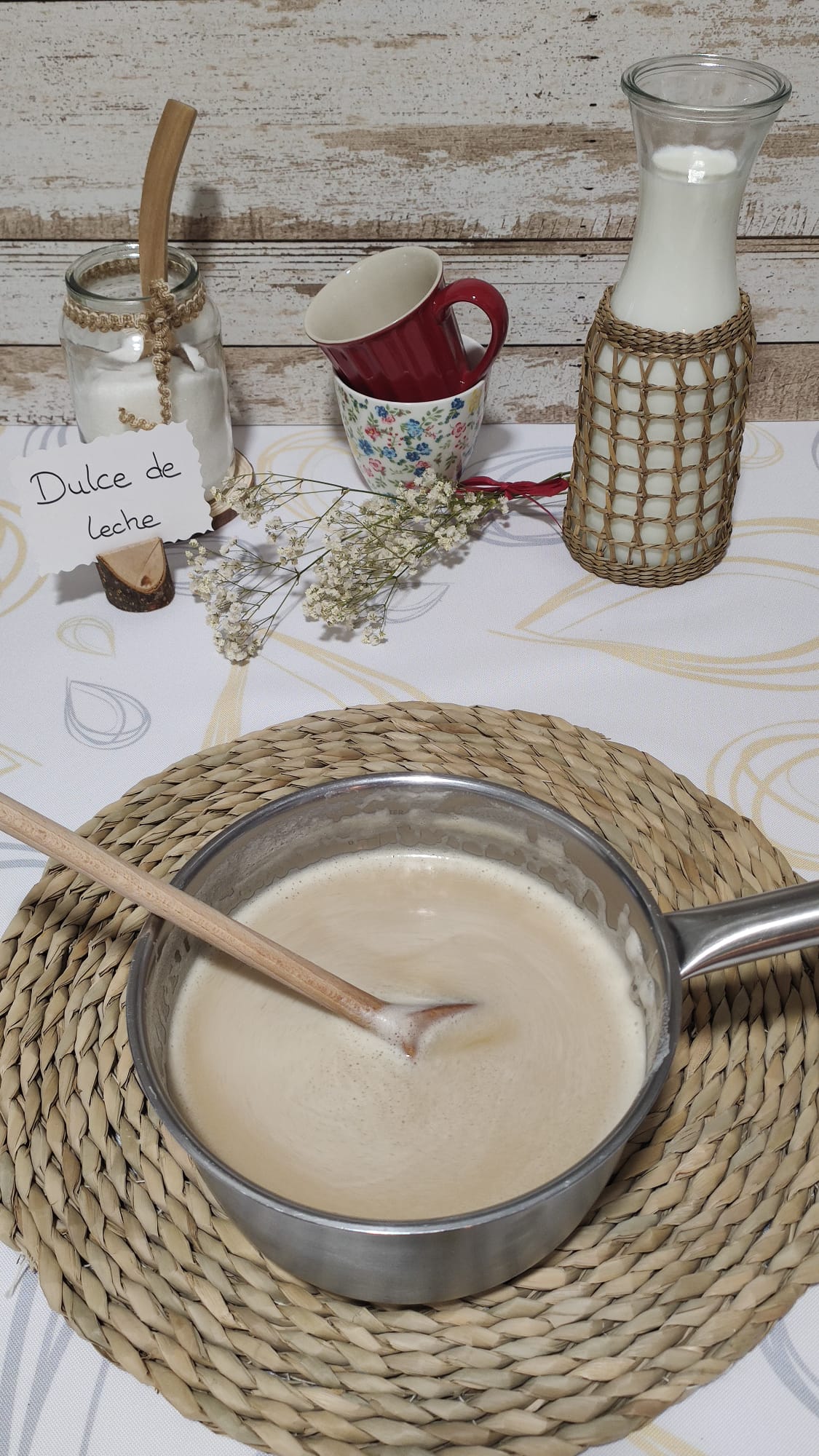 El dulce de leche comienza a oscurecer lentamente El dulce de leche comienza a oscurecer lentamente