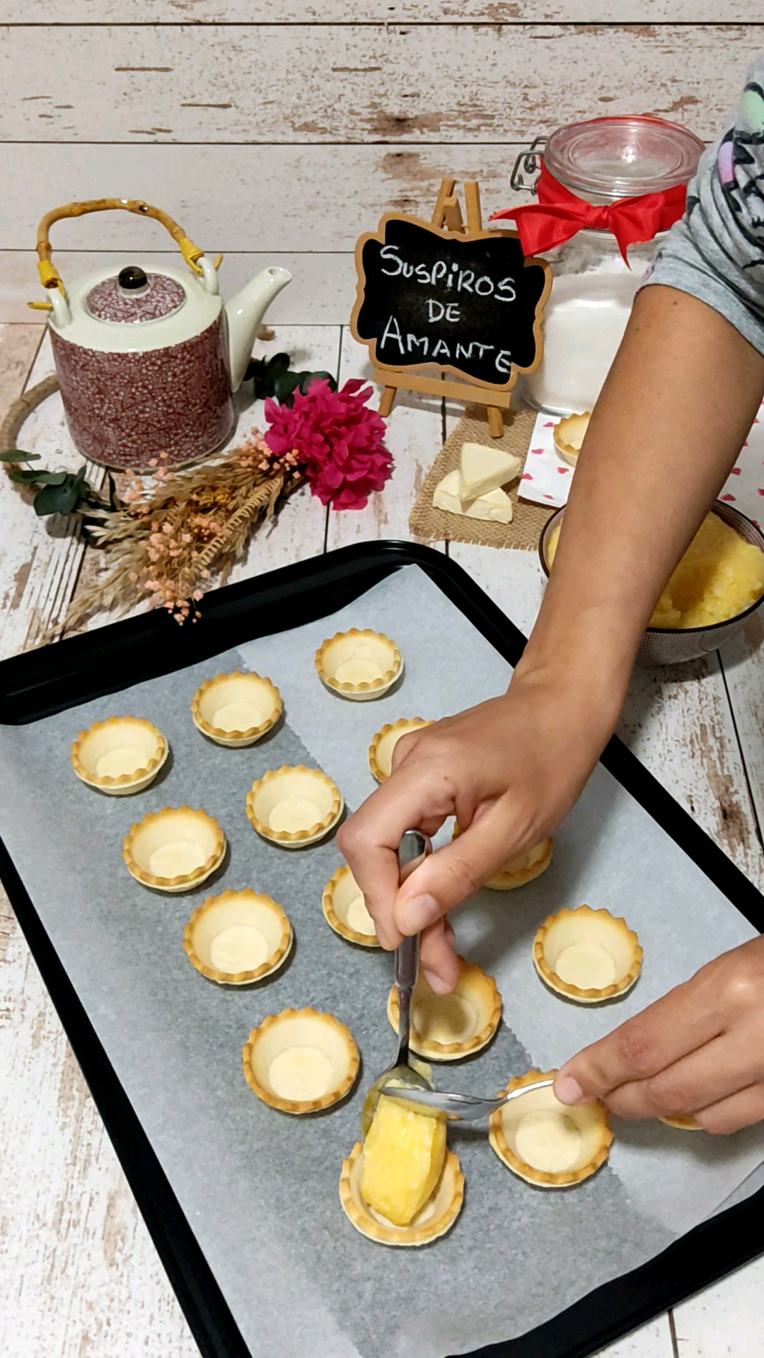 Repartimos la crema entre las tartaletas Repartimos la crema entre las tartaletas