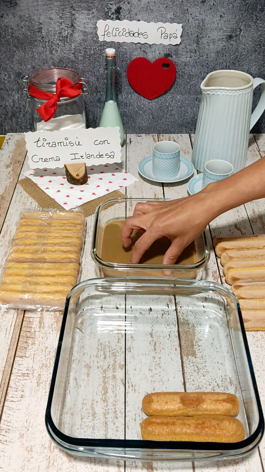 Bañamos los bizcochos y hacemos una primera base