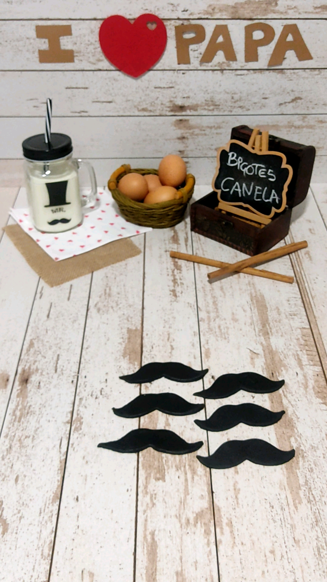 Bigotes de fondant para decorar las galletas