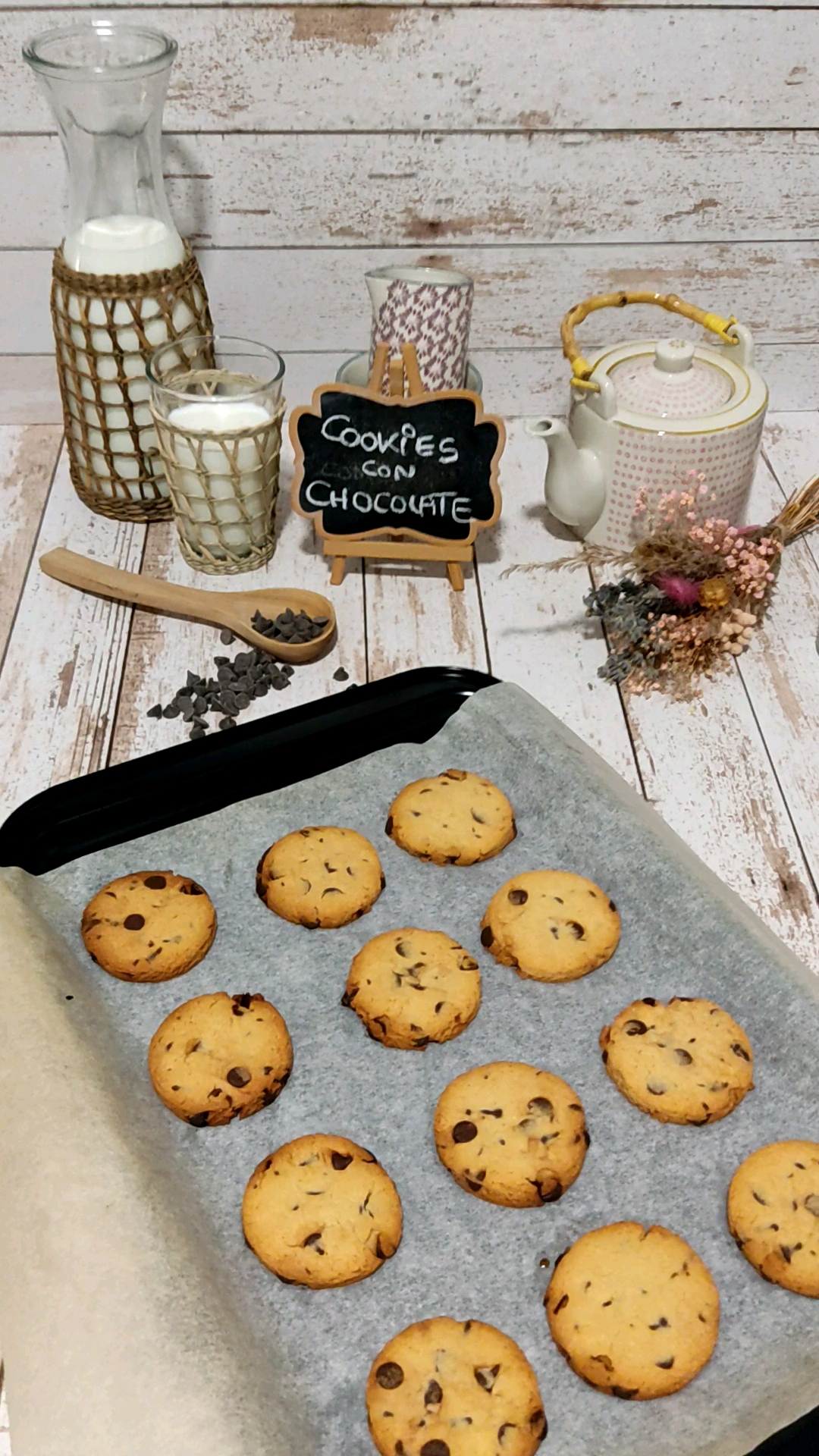 Nuestras cookies de chocolate recién salidas del horno Nuestras cookies de chocolate recién salidas del horno