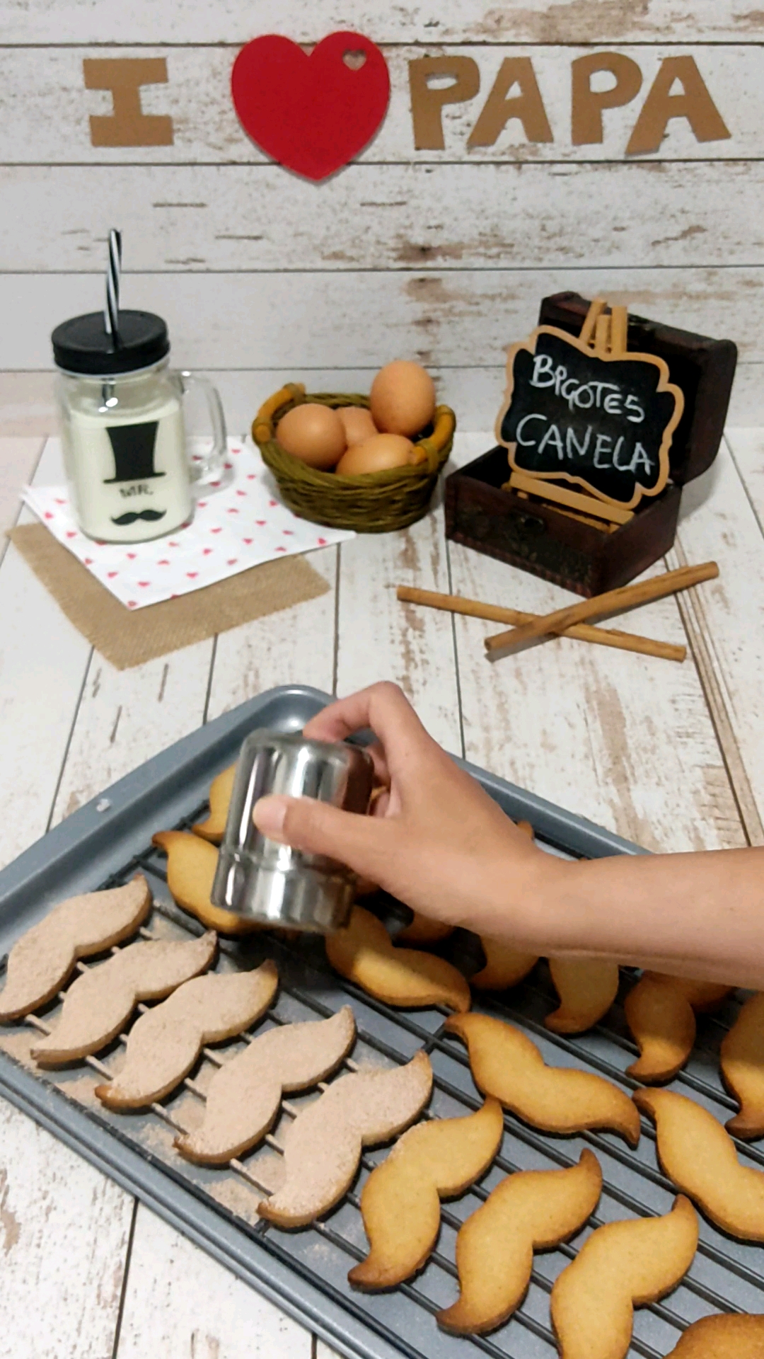 Decoramos con una mezcla de azúcar glas y canela