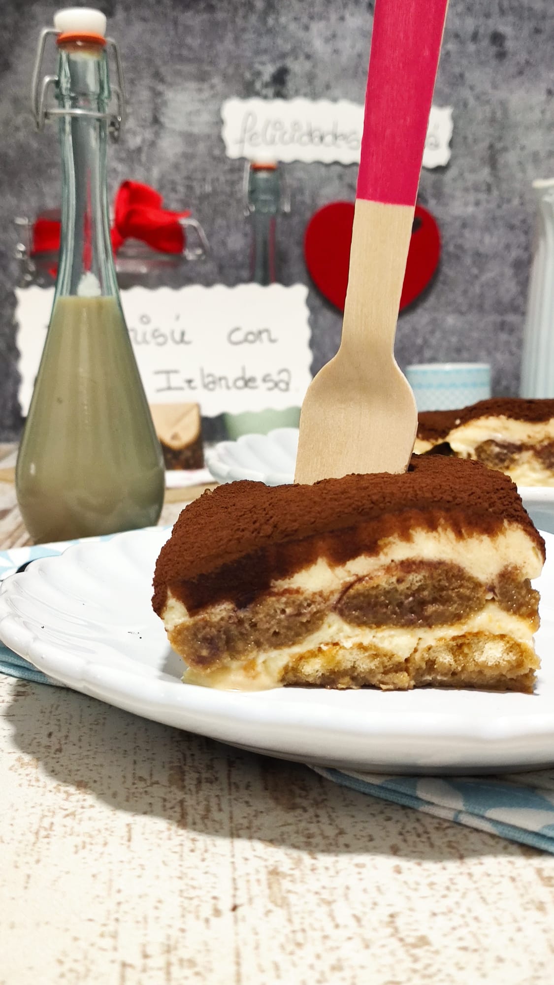 Una porción de nuestro delicioso tiramisú con crema irlandesa