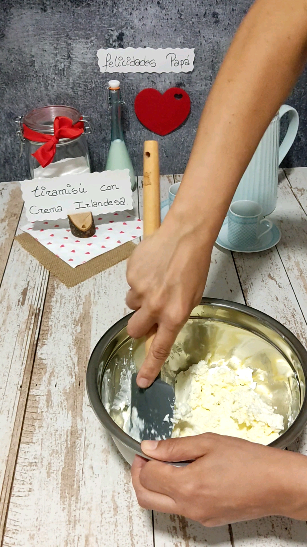 Removemos el mascarpone hasta ablandarlo