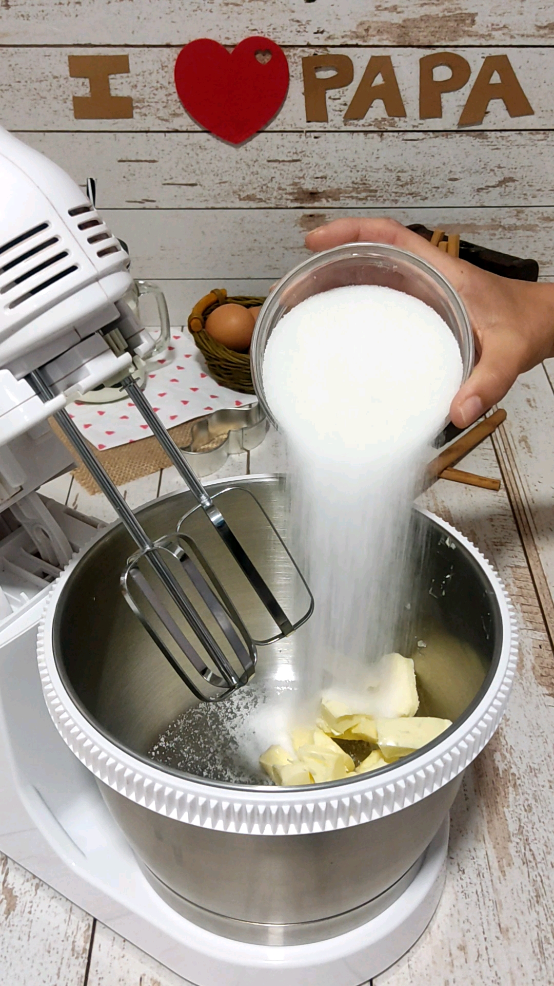 Troceamos la mantequilla y añadimos el azúcar