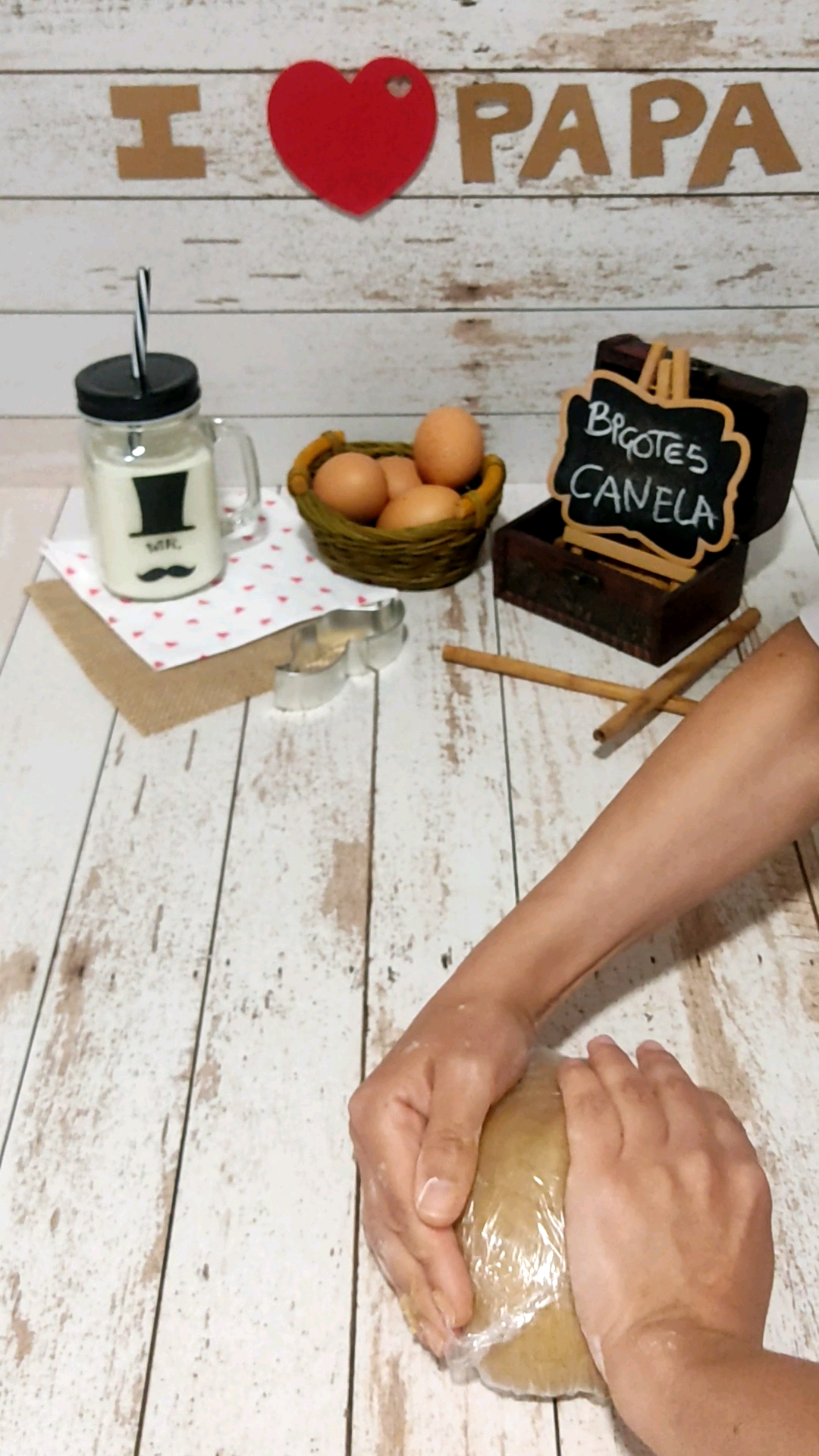 Hacemos una bola con la masa y refrigeramos