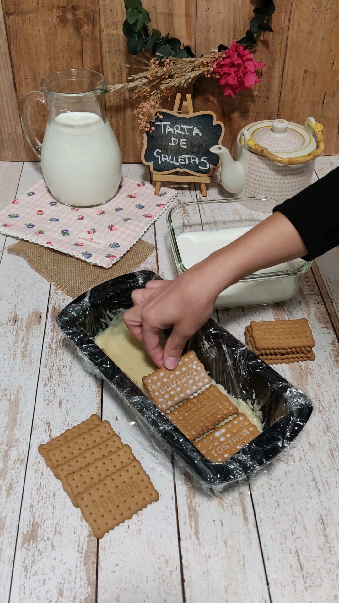 Intercalamos capas de crema y galletas mojadas en leche Intercalamos capas de crema y galletas mojadas en leche
