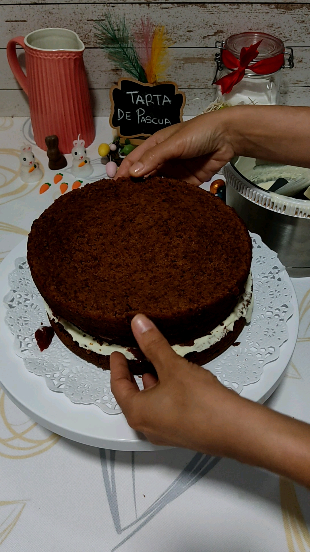 Untamos la mermelada de fresa y colocamos la tercera capa de bizcocho