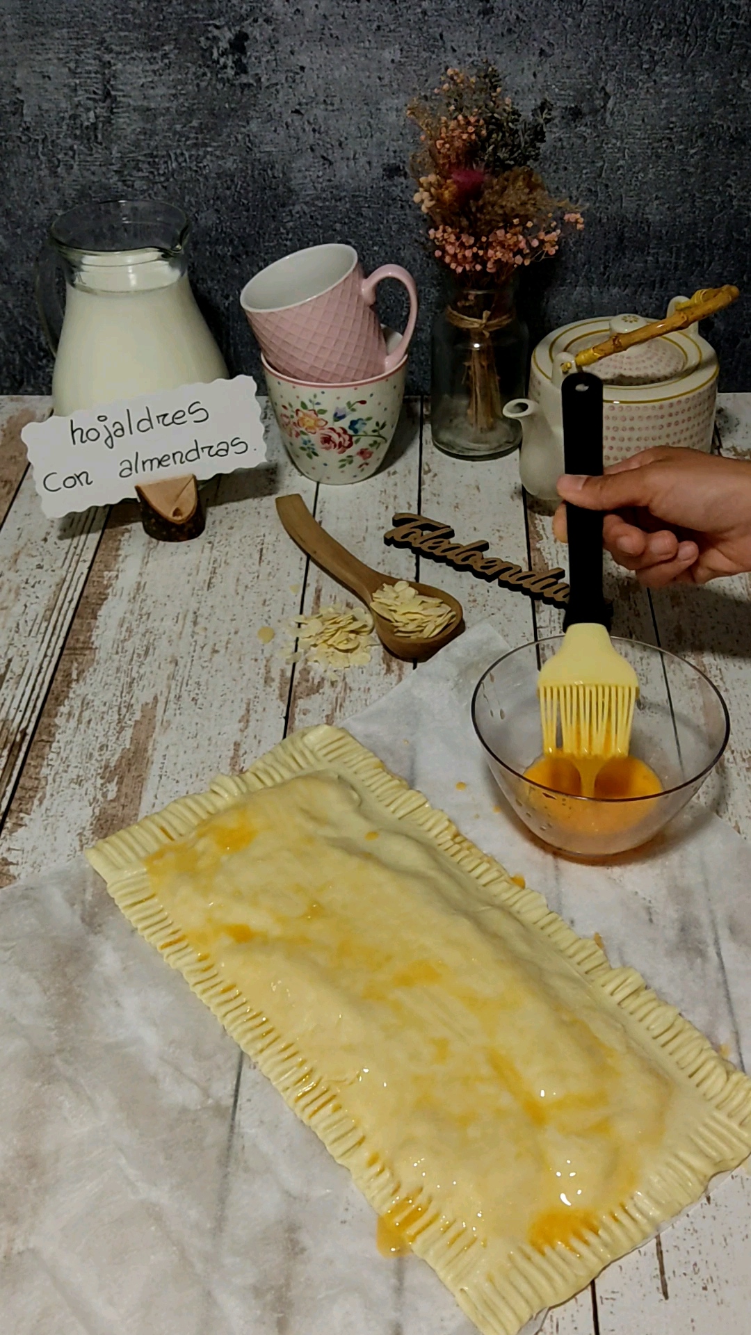 Pintamos la superficie con huevo batido